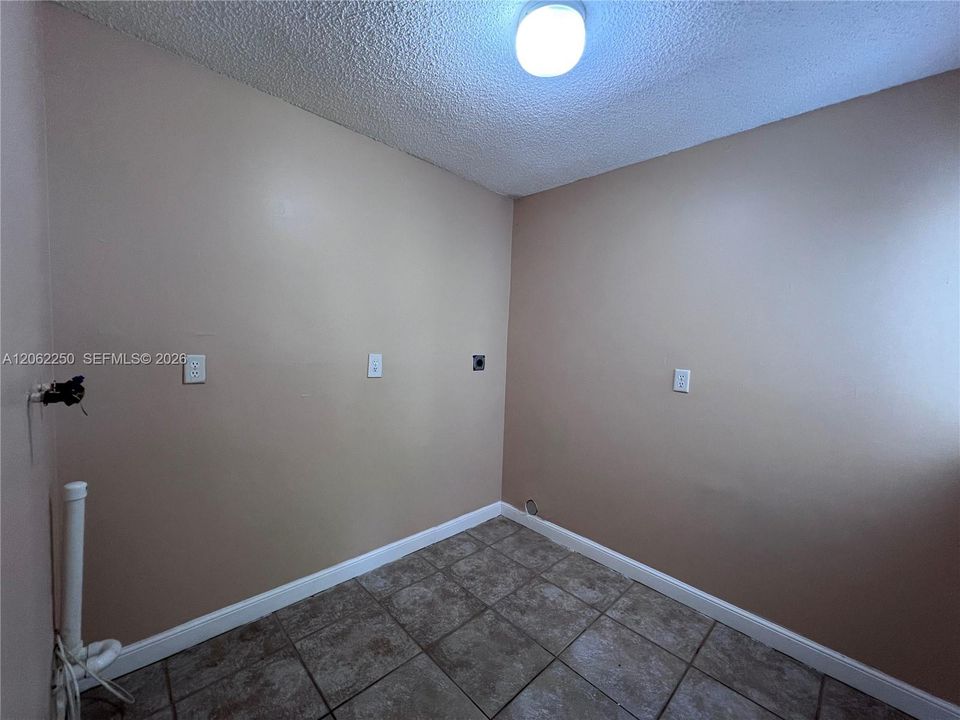 For Sale: $400,000 (4 beds, 2 baths, 1670 Square Feet)
