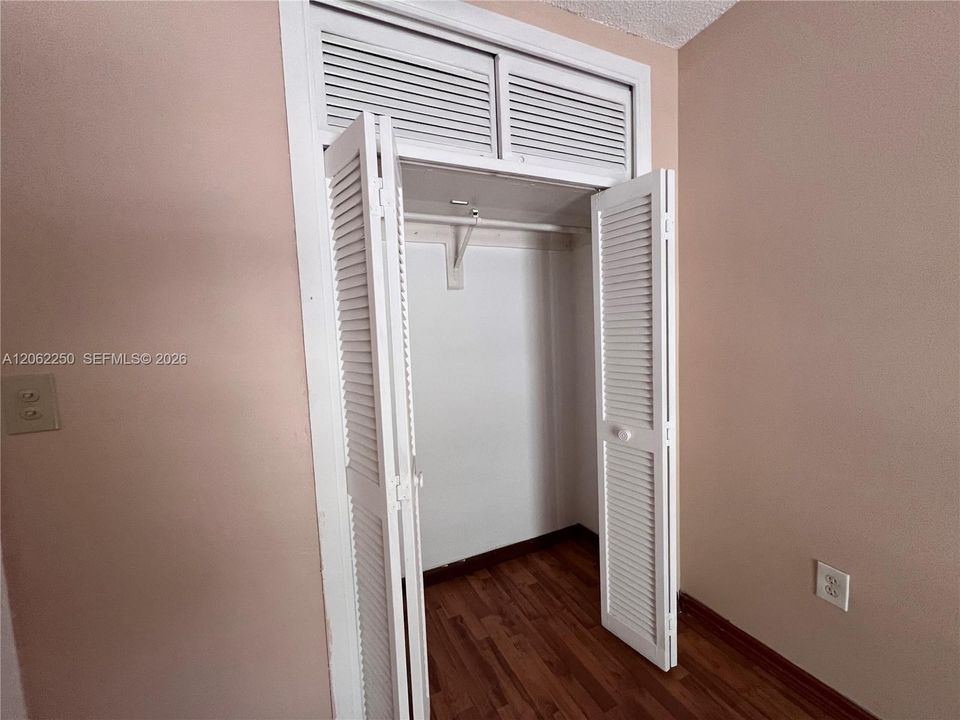 For Sale: $400,000 (4 beds, 2 baths, 1670 Square Feet)