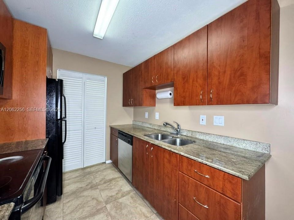 For Rent: $2,100 (2 beds, 2 baths, 900 Square Feet)