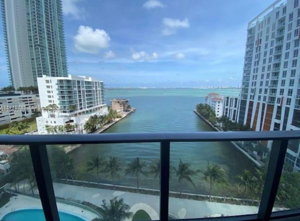 For Sale: $710,000 (2 beds, 2 baths, 1073 Square Feet)