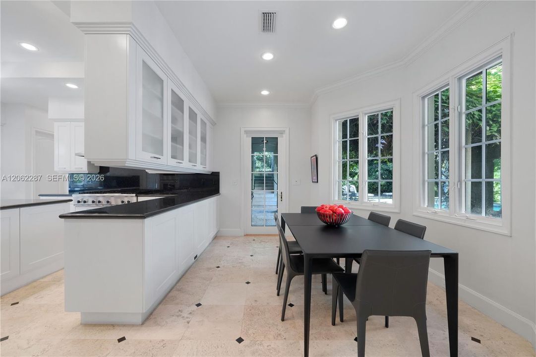 For Sale: $10,950,000 (5 beds, 5 baths, 6720 Square Feet)