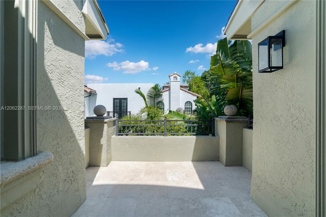 For Sale: $10,950,000 (5 beds, 5 baths, 6720 Square Feet)