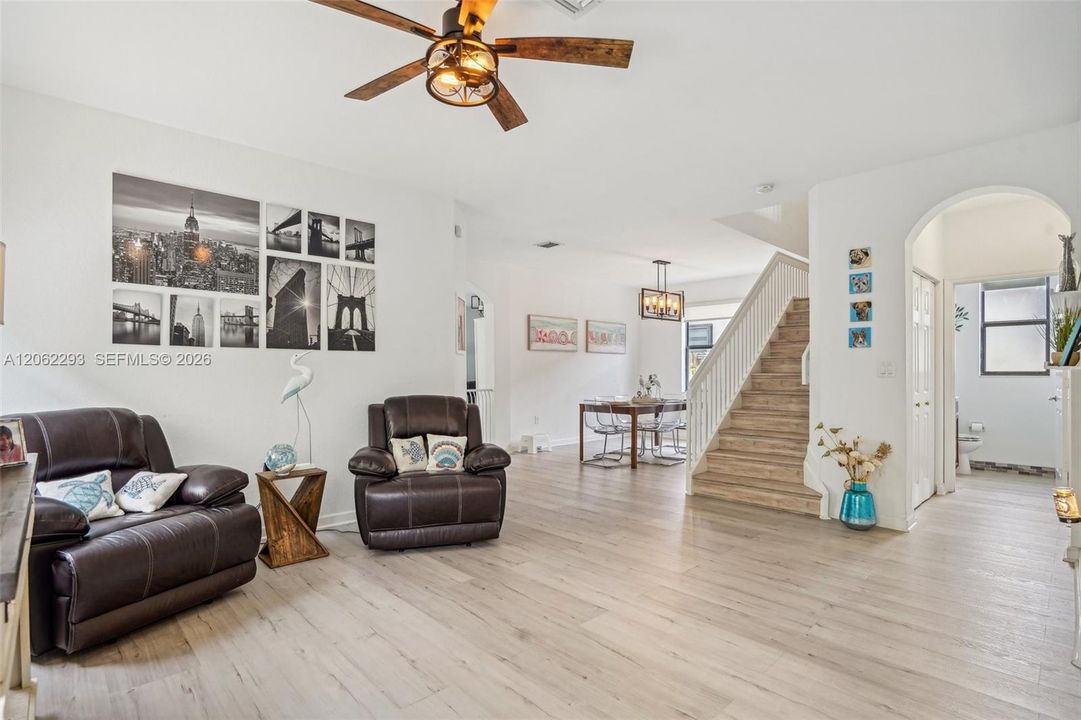En Venta: $639,000 (4 camas, 3 baños, 2630 Pies cuadrados)