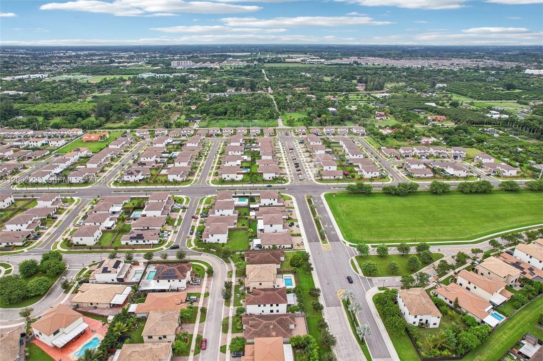 En Venta: $639,000 (4 camas, 3 baños, 2630 Pies cuadrados)