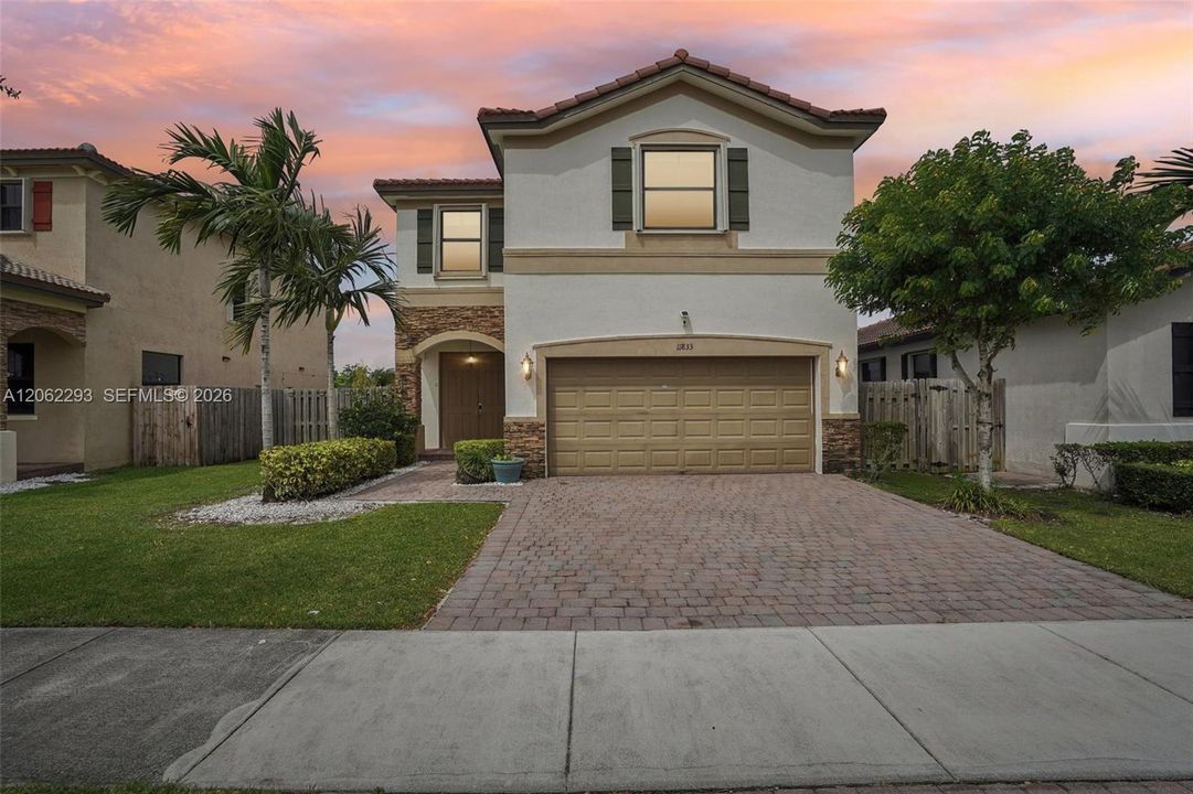 En Venta: $639,000 (4 camas, 3 baños, 2630 Pies cuadrados)