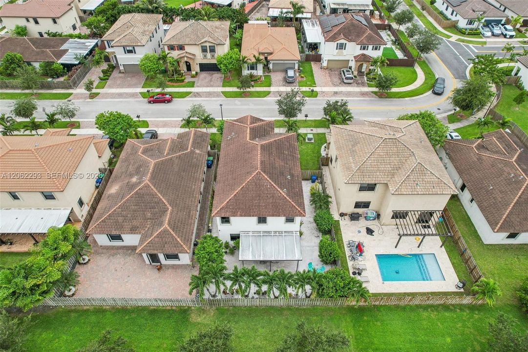 En Venta: $639,000 (4 camas, 3 baños, 2630 Pies cuadrados)