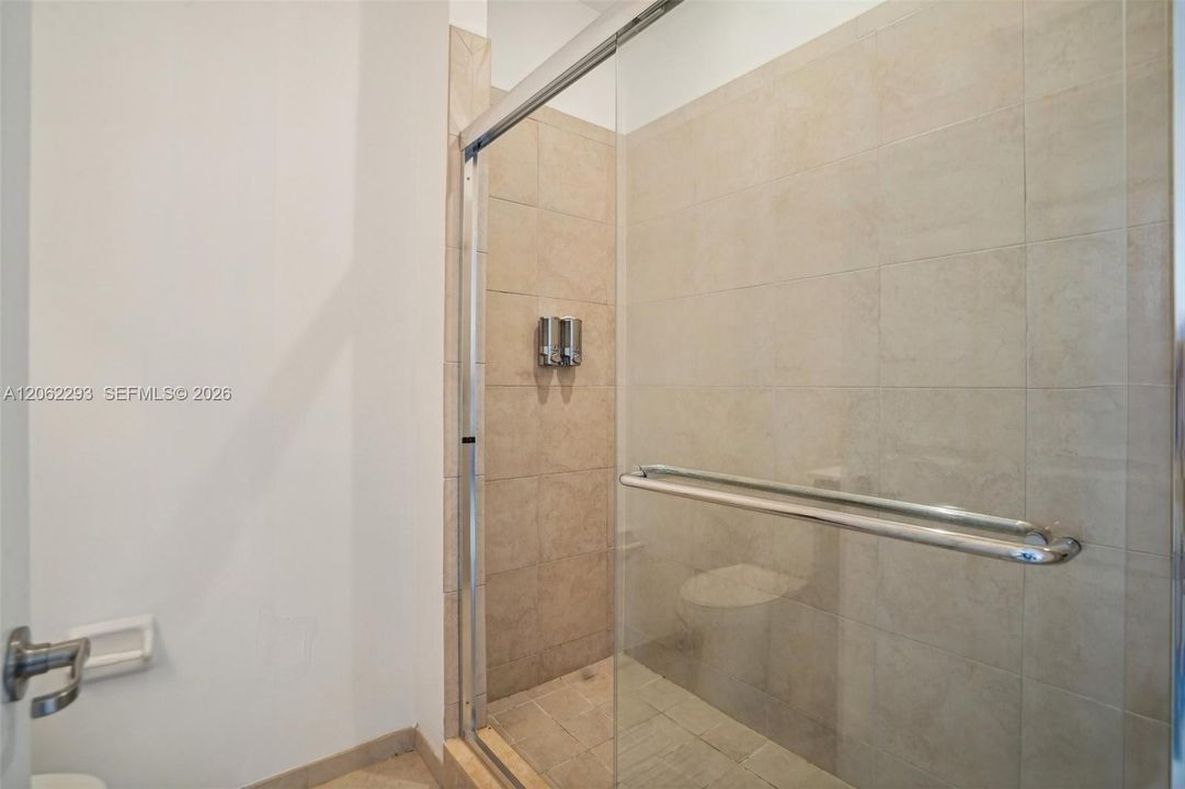 En Venta: $639,000 (4 camas, 3 baños, 2630 Pies cuadrados)