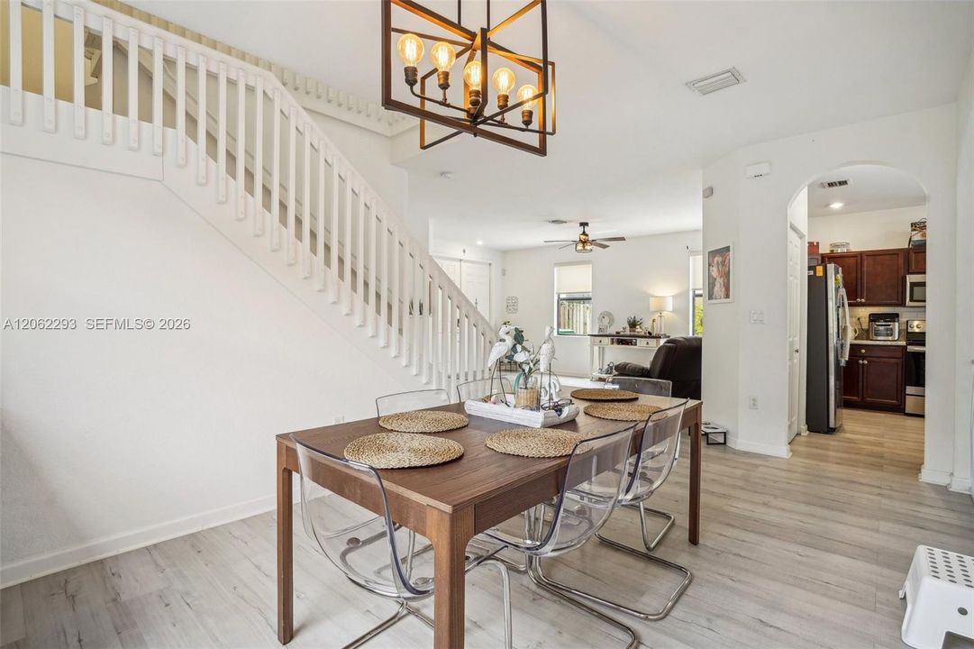 En Venta: $639,000 (4 camas, 3 baños, 2630 Pies cuadrados)