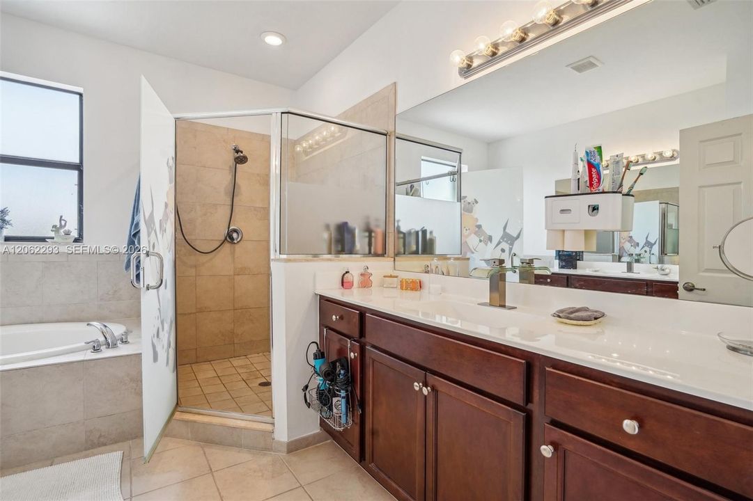 En Venta: $639,000 (4 camas, 3 baños, 2630 Pies cuadrados)