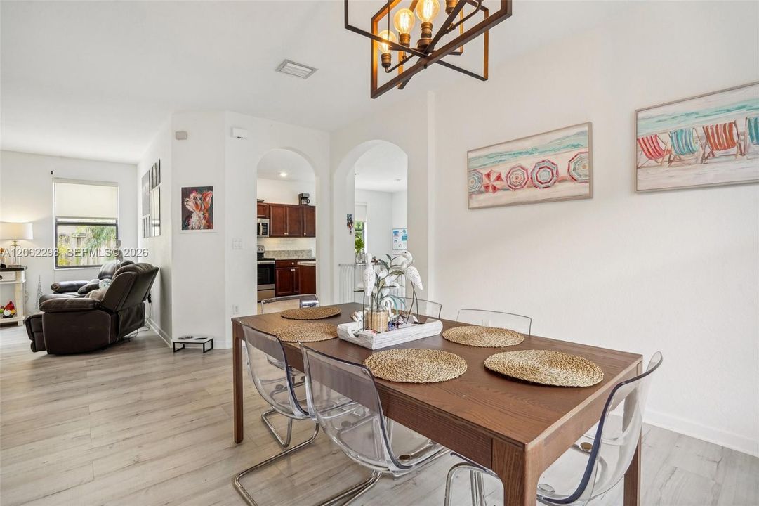 En Venta: $639,000 (4 camas, 3 baños, 2630 Pies cuadrados)