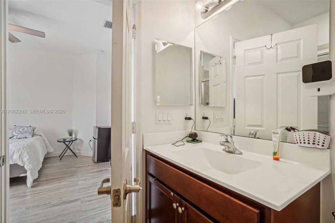 En Venta: $639,000 (4 camas, 3 baños, 2630 Pies cuadrados)