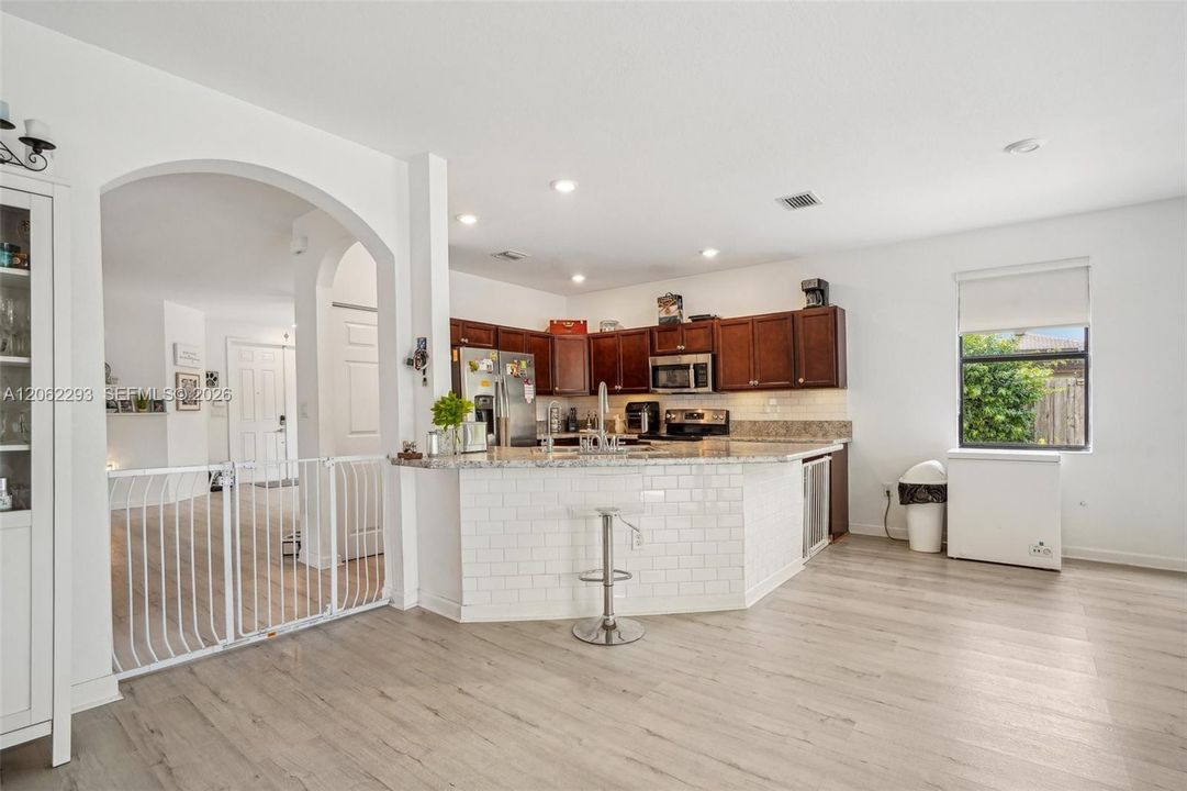 En Venta: $639,000 (4 camas, 3 baños, 2630 Pies cuadrados)