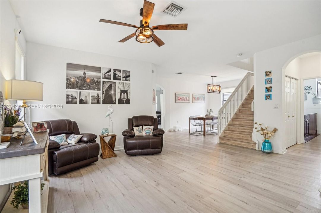 En Venta: $639,000 (4 camas, 3 baños, 2630 Pies cuadrados)