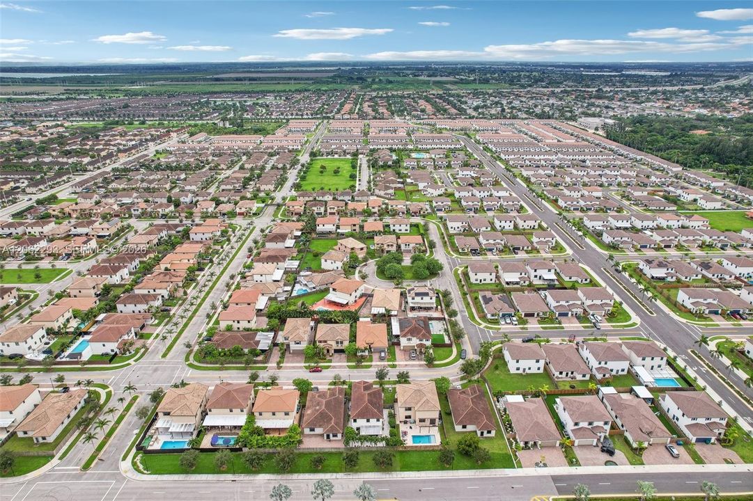 En Venta: $639,000 (4 camas, 3 baños, 2630 Pies cuadrados)