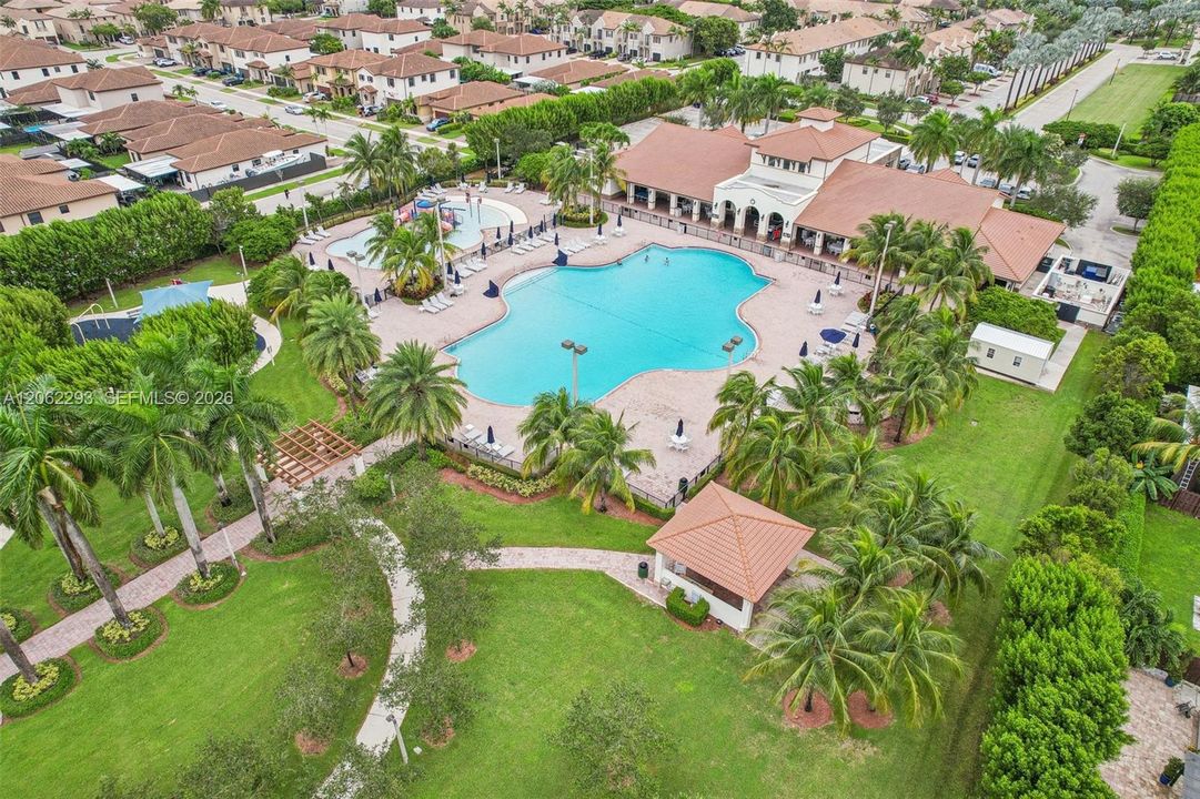 En Venta: $639,000 (4 camas, 3 baños, 2630 Pies cuadrados)