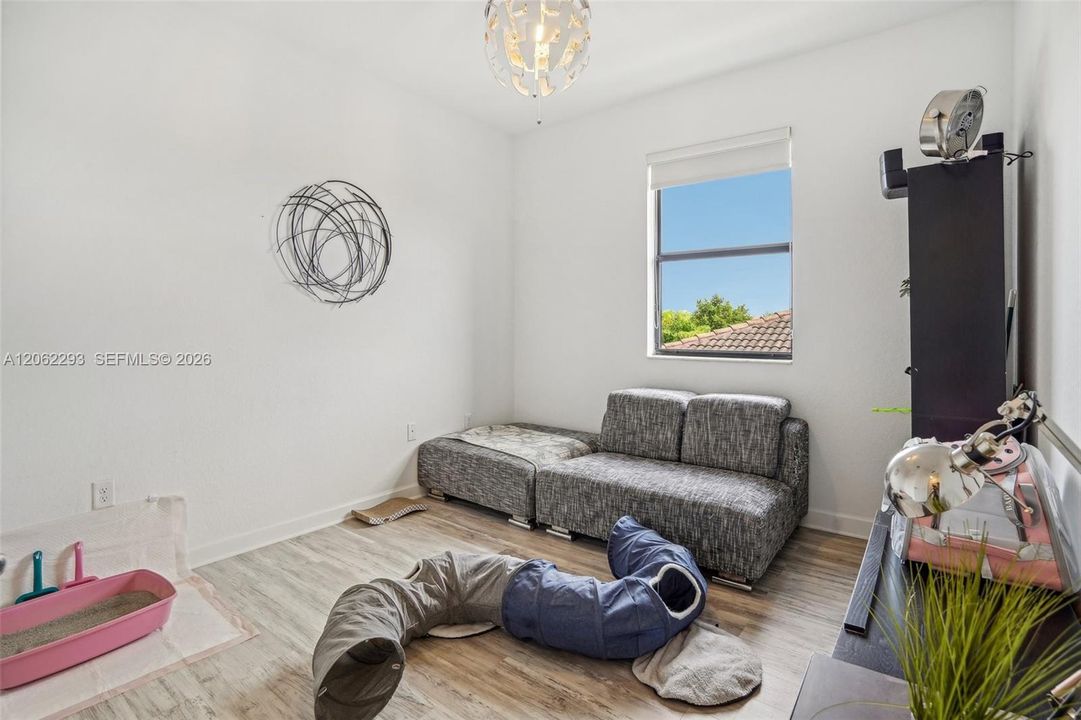 En Venta: $639,000 (4 camas, 3 baños, 2630 Pies cuadrados)