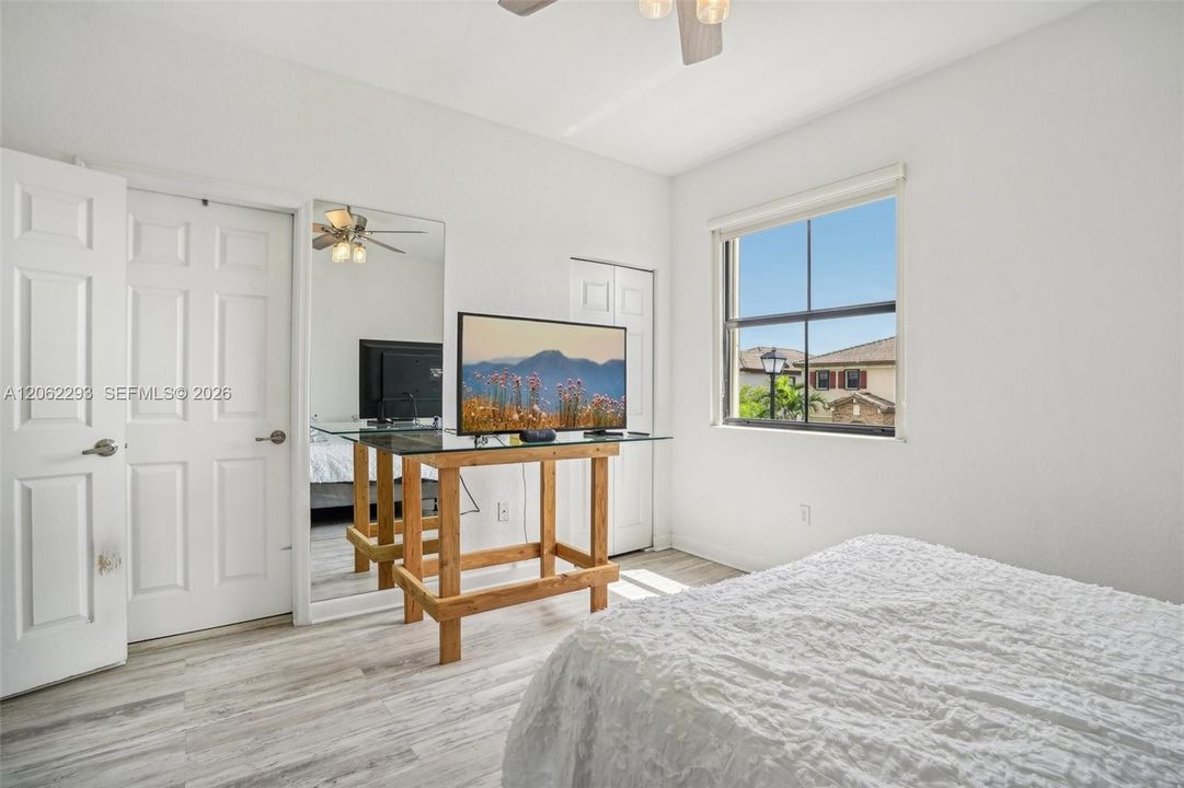 En Venta: $639,000 (4 camas, 3 baños, 2630 Pies cuadrados)