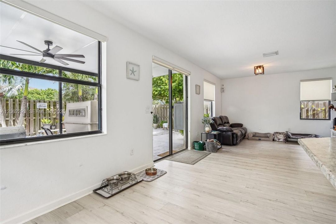 En Venta: $639,000 (4 camas, 3 baños, 2630 Pies cuadrados)