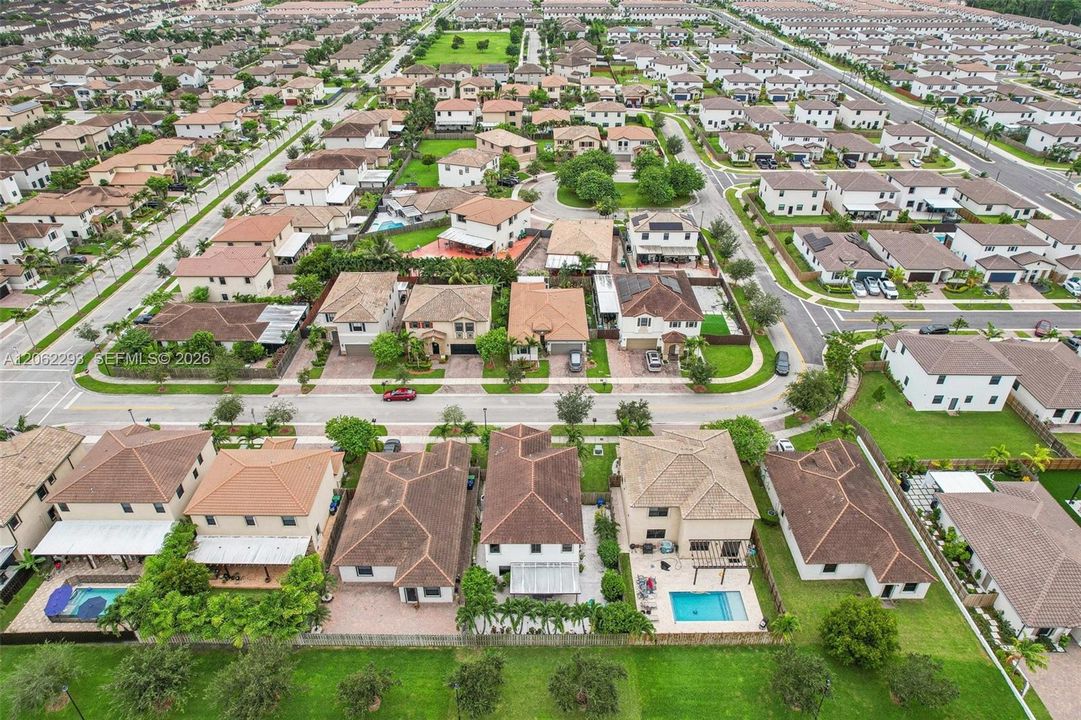 En Venta: $639,000 (4 camas, 3 baños, 2630 Pies cuadrados)