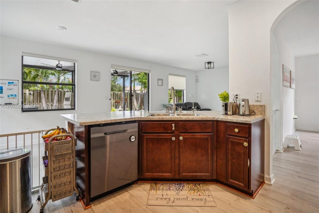 En Venta: $639,000 (4 camas, 3 baños, 2630 Pies cuadrados)