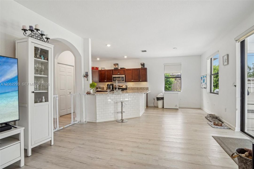 En Venta: $639,000 (4 camas, 3 baños, 2630 Pies cuadrados)