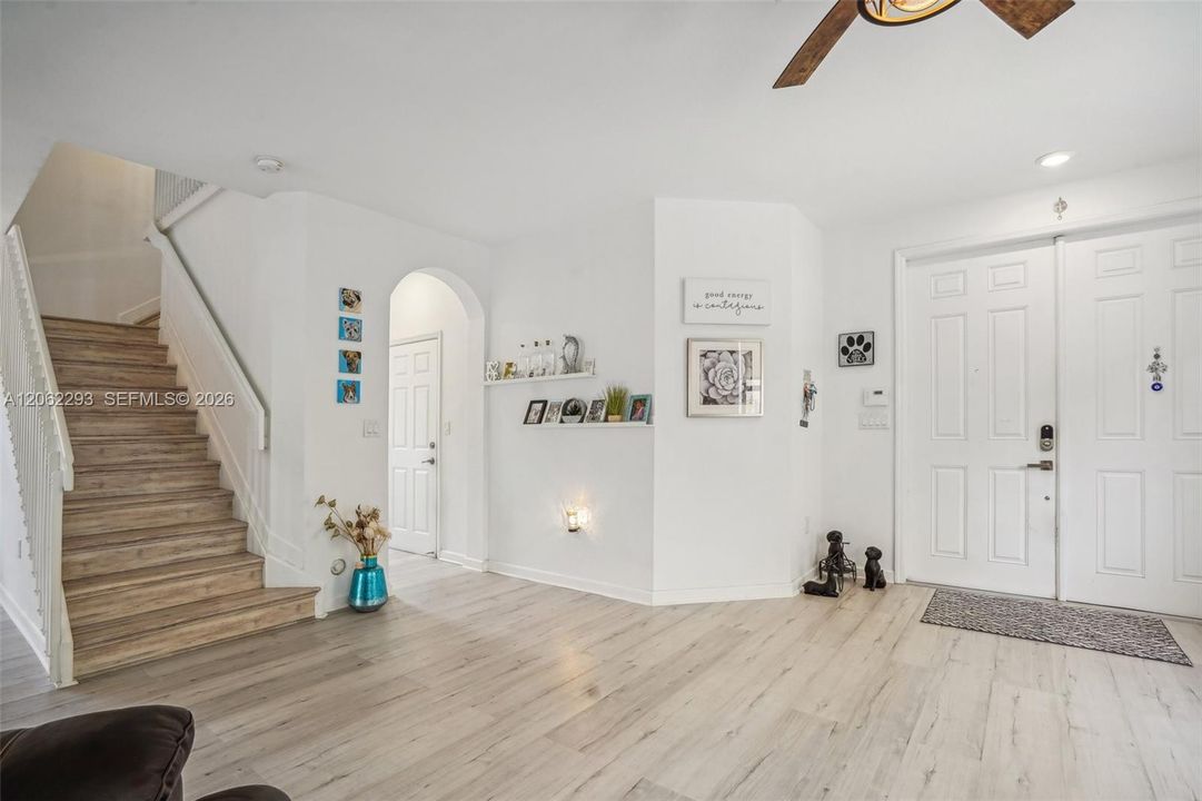 En Venta: $639,000 (4 camas, 3 baños, 2630 Pies cuadrados)