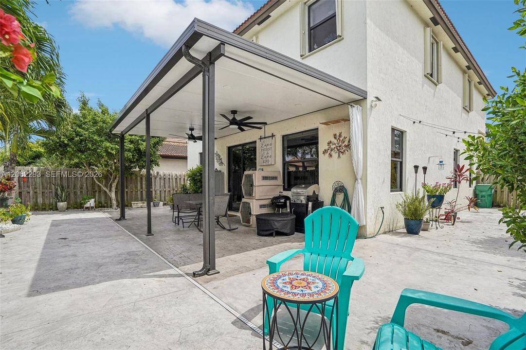 En Venta: $639,000 (4 camas, 3 baños, 2630 Pies cuadrados)
