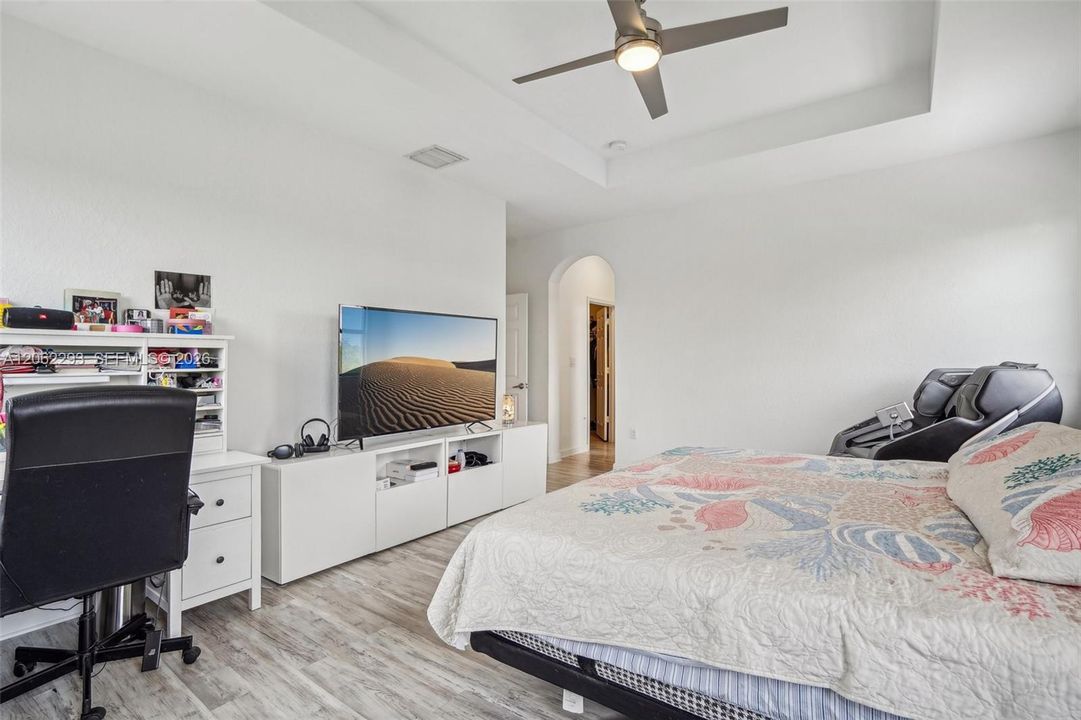 En Venta: $639,000 (4 camas, 3 baños, 2630 Pies cuadrados)