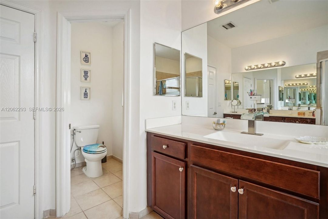 En Venta: $639,000 (4 camas, 3 baños, 2630 Pies cuadrados)