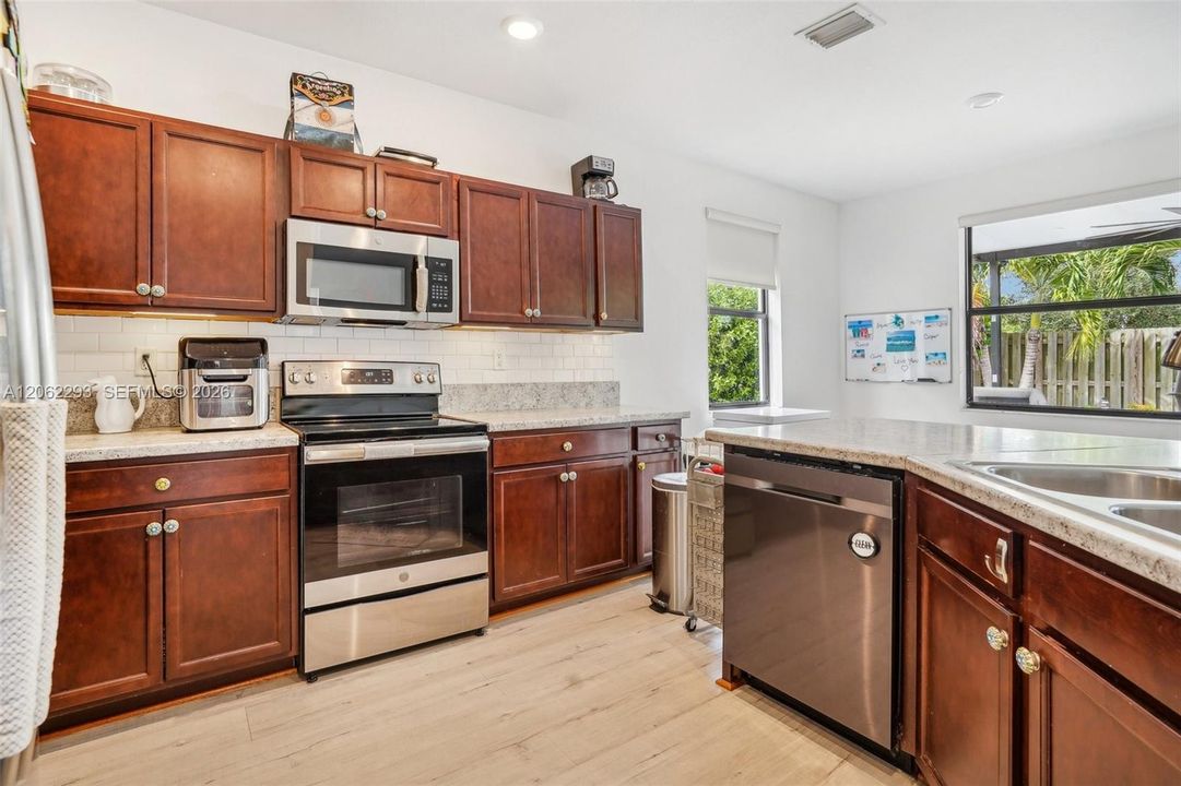 En Venta: $639,000 (4 camas, 3 baños, 2630 Pies cuadrados)