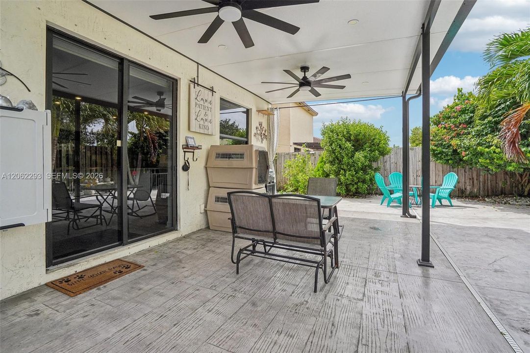 En Venta: $639,000 (4 camas, 3 baños, 2630 Pies cuadrados)