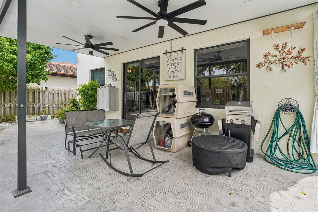 En Venta: $639,000 (4 camas, 3 baños, 2630 Pies cuadrados)