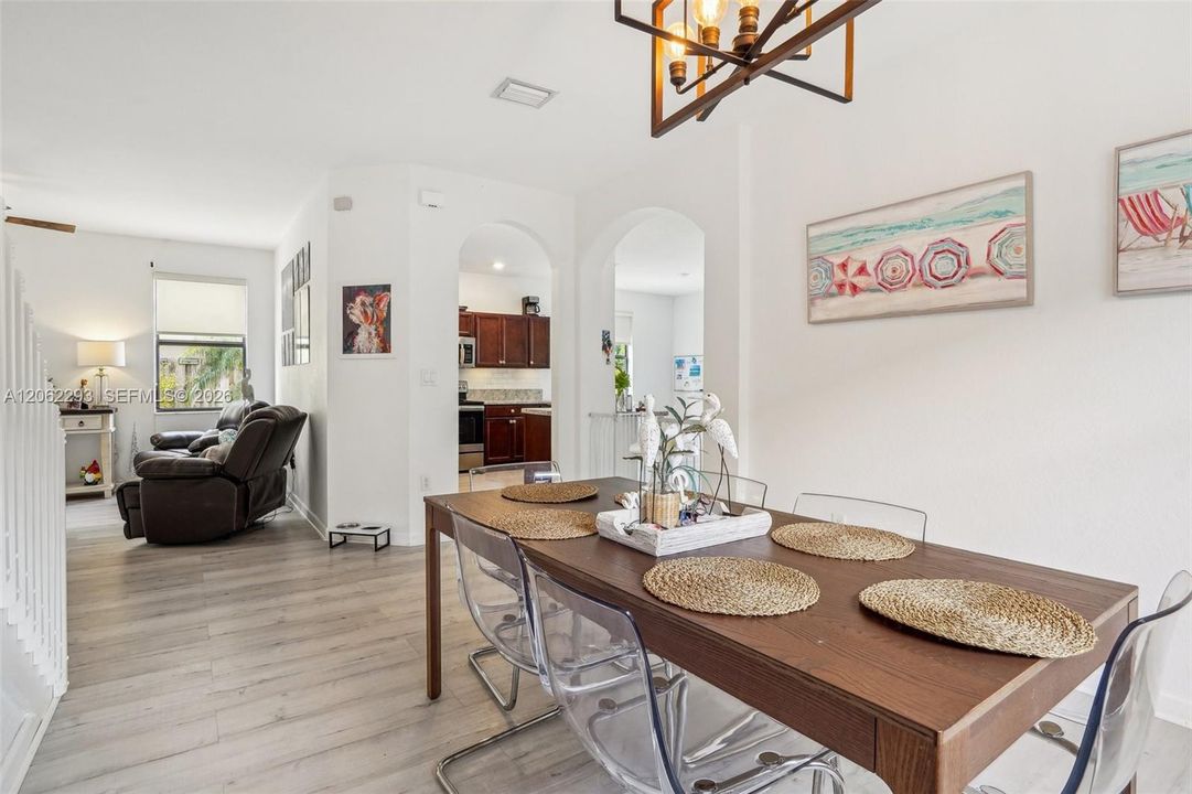 En Venta: $639,000 (4 camas, 3 baños, 2630 Pies cuadrados)