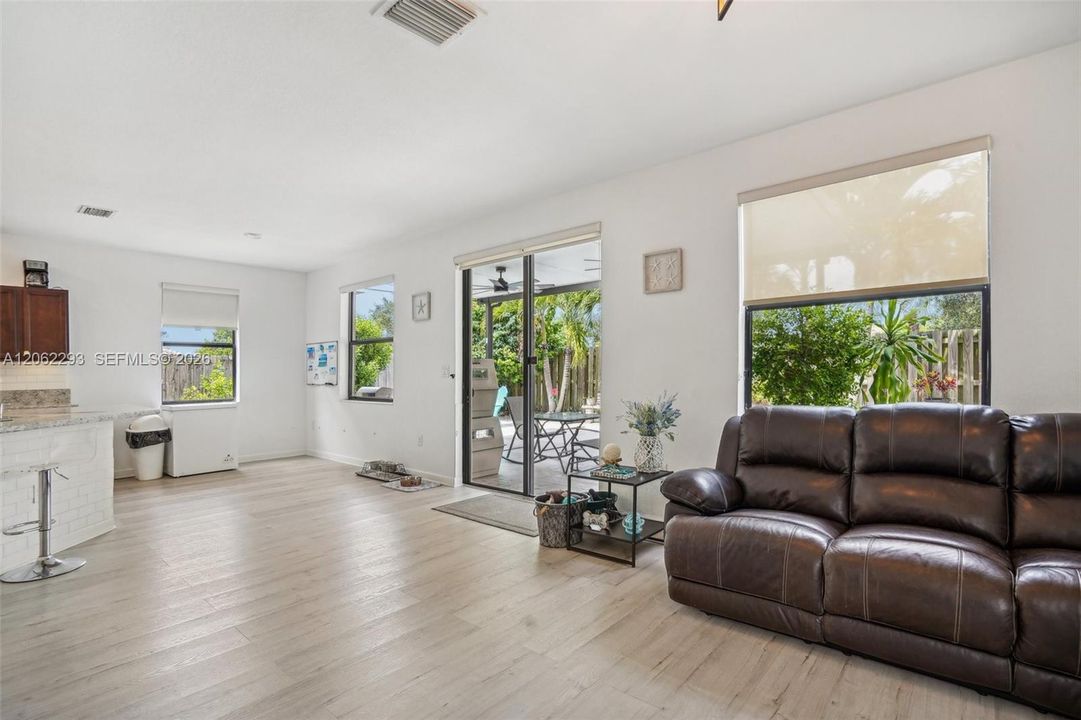 En Venta: $639,000 (4 camas, 3 baños, 2630 Pies cuadrados)