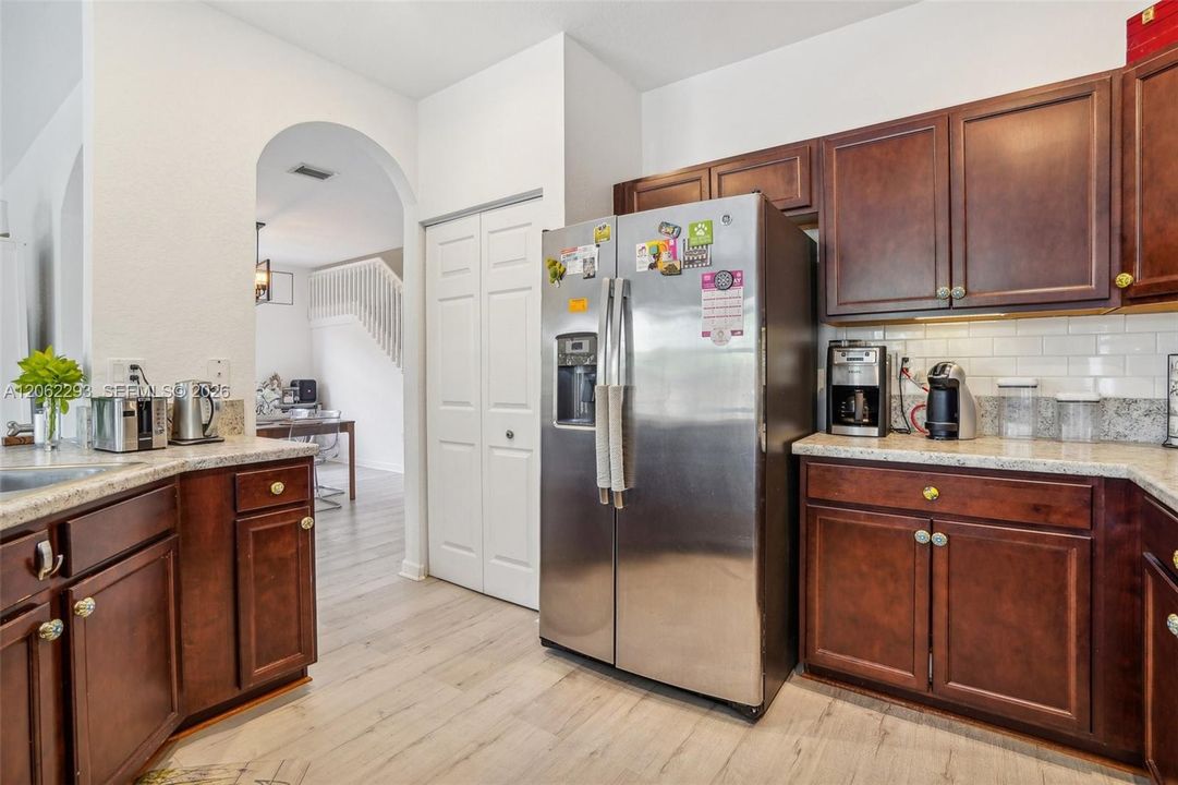 En Venta: $639,000 (4 camas, 3 baños, 2630 Pies cuadrados)