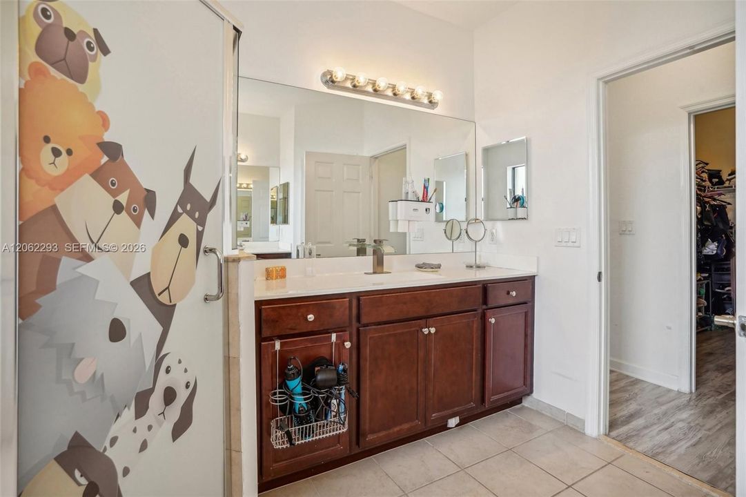 En Venta: $639,000 (4 camas, 3 baños, 2630 Pies cuadrados)