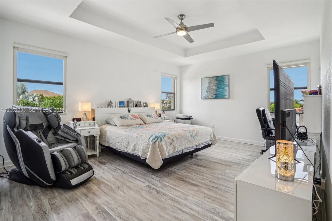 En Venta: $639,000 (4 camas, 3 baños, 2630 Pies cuadrados)