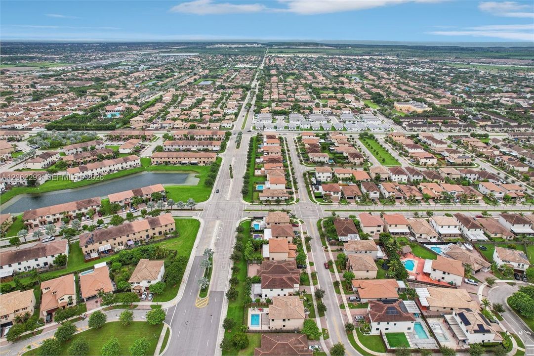 En Venta: $639,000 (4 camas, 3 baños, 2630 Pies cuadrados)