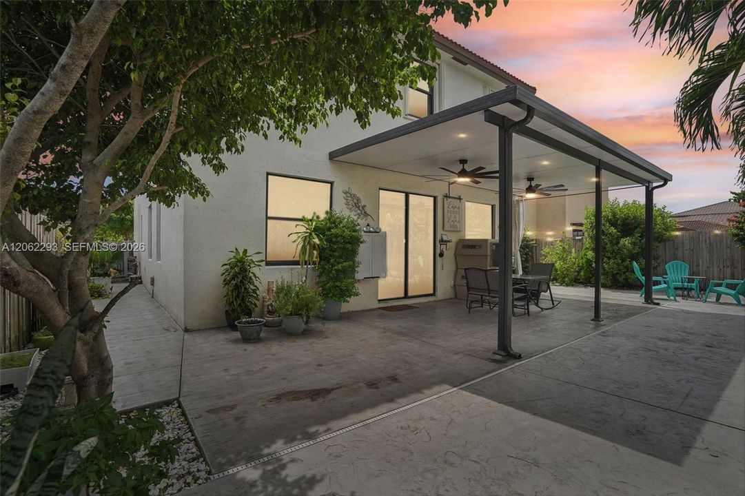 En Venta: $639,000 (4 camas, 3 baños, 2630 Pies cuadrados)