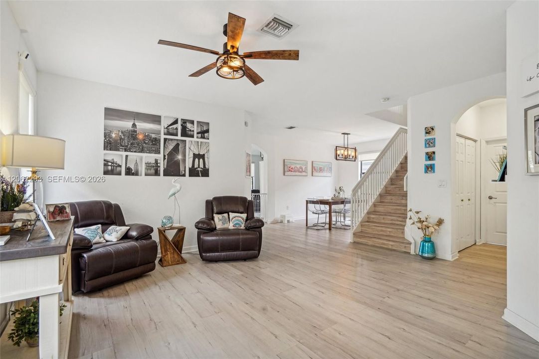 En Venta: $639,000 (4 camas, 3 baños, 2630 Pies cuadrados)
