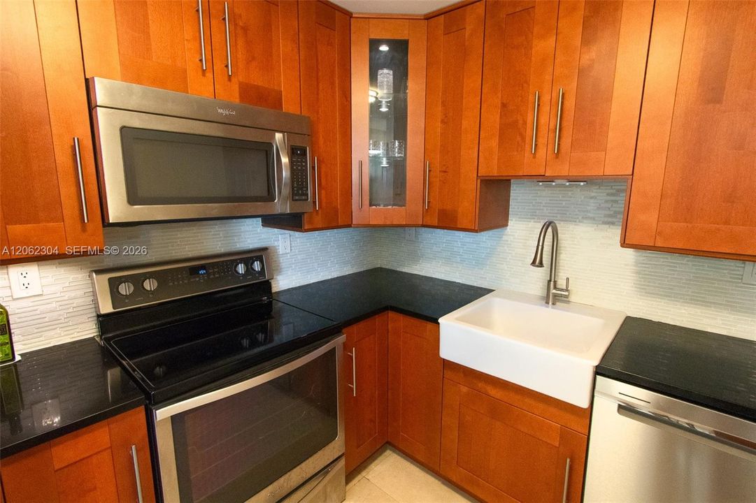 For Sale: $735,000 (2 beds, 2 baths, 1034 Square Feet)