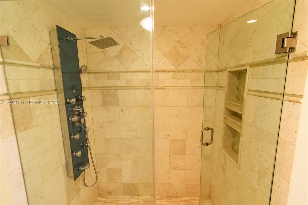 For Sale: $735,000 (2 beds, 2 baths, 1034 Square Feet)