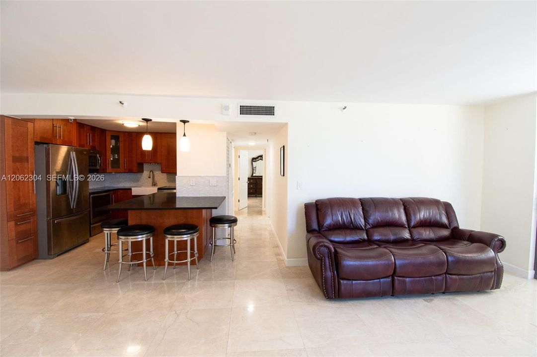 For Sale: $735,000 (2 beds, 2 baths, 1034 Square Feet)