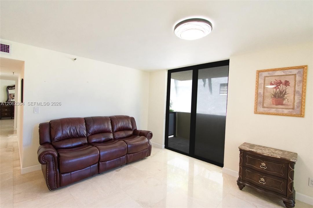 For Sale: $735,000 (2 beds, 2 baths, 1034 Square Feet)
