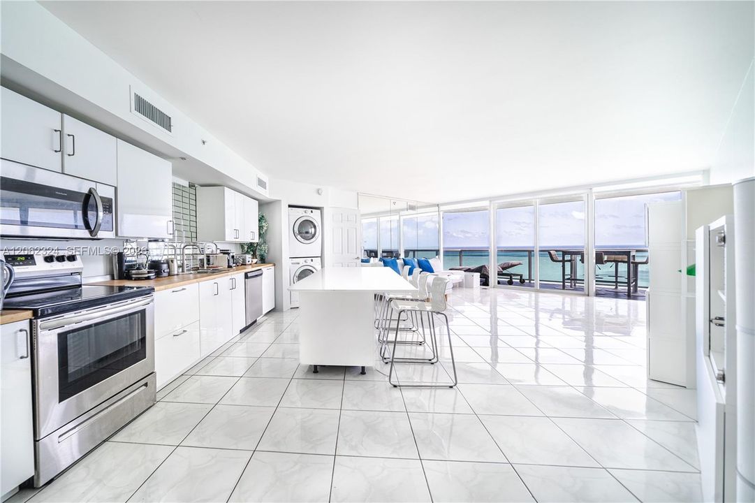 For Rent: $7,950 (3 beds, 3 baths, 1400 Square Feet)