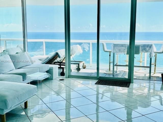 For Rent: $7,950 (3 beds, 3 baths, 1400 Square Feet)
