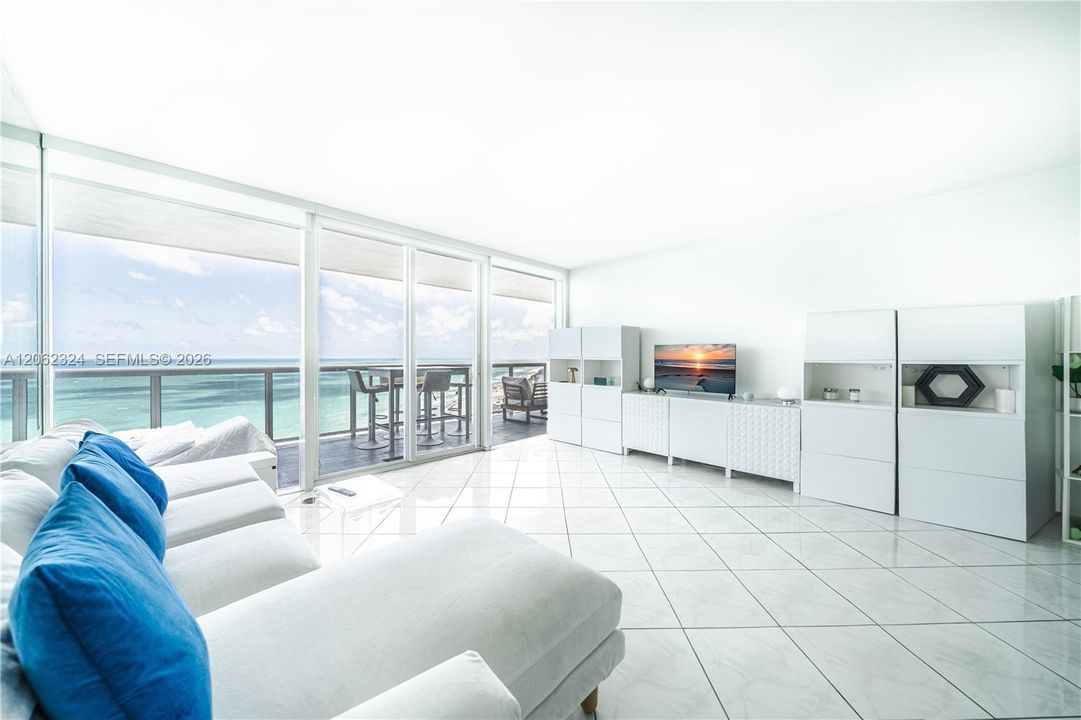 For Rent: $7,950 (3 beds, 3 baths, 1400 Square Feet)