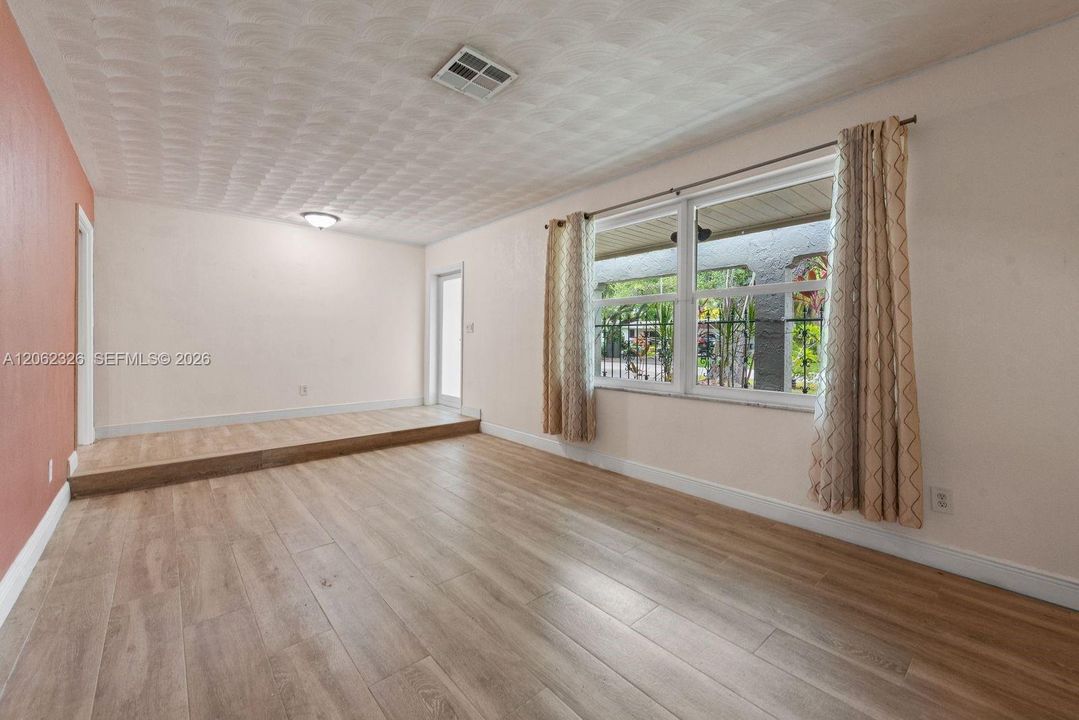 En Venta: $1,295,000 (4 camas, 2 baños, 1832 Pies cuadrados)