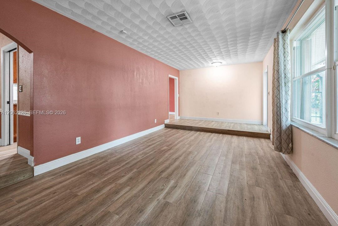 En Venta: $1,295,000 (4 camas, 2 baños, 1832 Pies cuadrados)