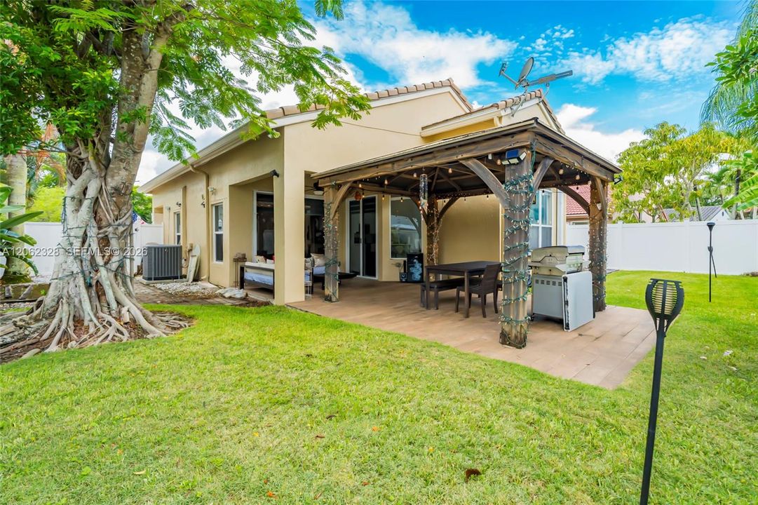 For Sale: $715,000 (4 beds, 2 baths, 1992 Square Feet)
